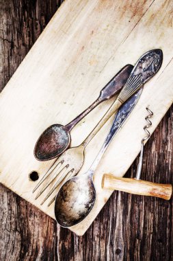 vintage mutfak eşyaları ahşap masa üzerinde görünümünü portre