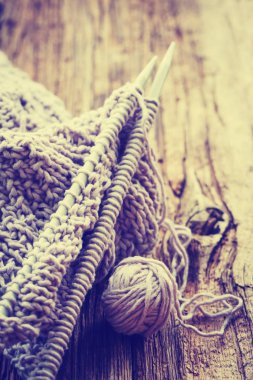 örgü iğne ve iplik ahşap masa üzerinde closeup görünümü