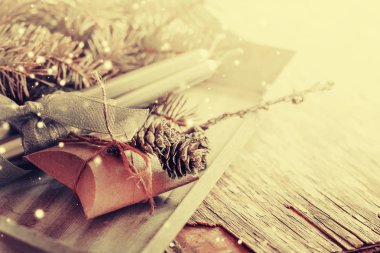 Mumlar ve Noel süsleri vintage tarzı içinde closeup görünümü