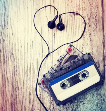 Kulaklıklarla ahşap arka plan üzerinde renkli kaset