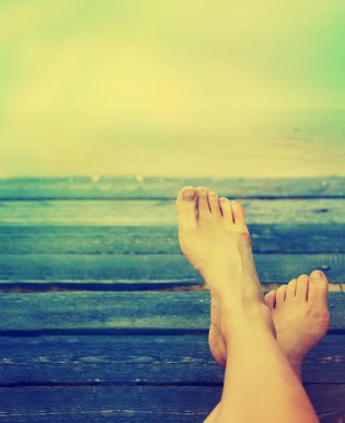 Sahilde deniz suyuna karşı erkek çıplak ayak resim kırpılmış