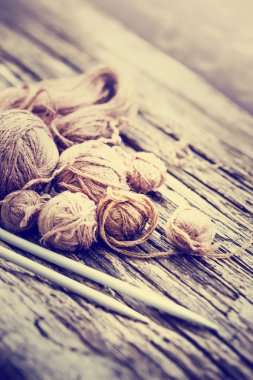 Renkli konu ve örgü iğneleri ahşap arka plan üzerinde