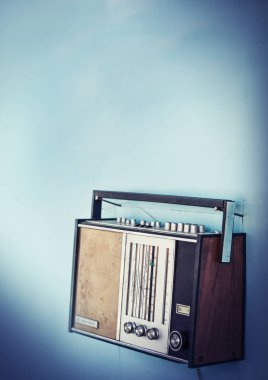 Retro radyo oyuncu ile düğmeleri ve beyaz duvar arka plan üzerinde anten