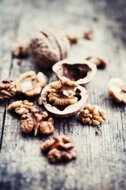 ahşap masa üzerinde ceviz yığınının closeup görünümü