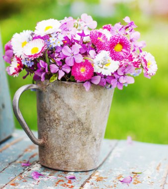 doğal kır çiçekleri buketi metal tencerede closeup görünümü