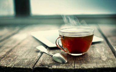 Ahşap masa tablete ile çay