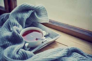 fincan sıcak çay ve eşarp ahşap yüzey üzerinde