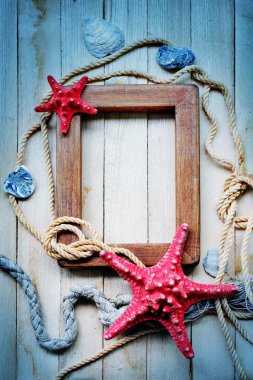 Ahşap arka plan üzerinde farklı nesnelerle deniz kavramı