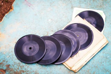 closeup vintage vinil kayıtlar yığını üzerinde 