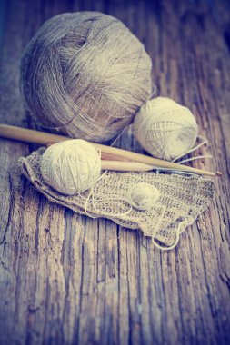 Renkli konu ve örgü iğneleri ahşap arka plan üzerinde