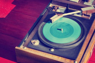 vintage vinil plak çalar ahşap arka plan üzerinde görünümünü portre