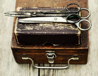 Ahşap masa için makaslar kutularıyla araçlarında Vintage dikiş