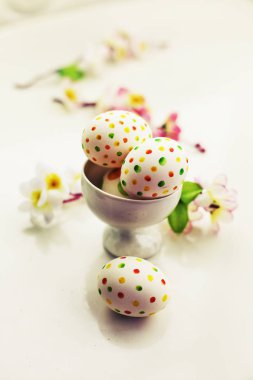 ahşap arka plan üzerinde renkli boyalı Paskalya yumurtaları closeup görünümünü