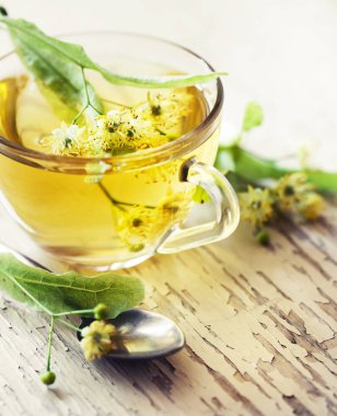 closeup görünümü taze çay Kupası ahşap masa üzerinde