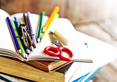 ahşap masa portre görünümü farklı okul malzemeleri