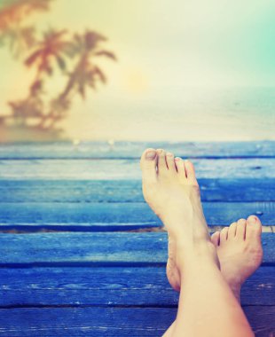 Sahilde deniz suyuna karşı erkek çıplak ayak resim kırpılmış