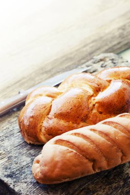 ahşap masa üzerinde bıçak ile altın bütün taze ekmek