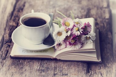 taze çay Kupası kitap ve çiçeklerle closeup görünümü