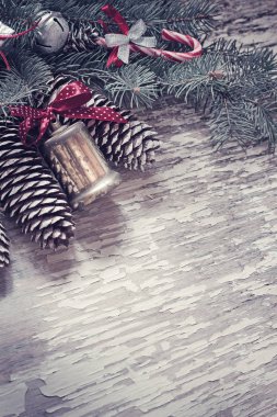 çam kozalakları ve bells Noel süsleri vintage tarzı olarak closeup görünümü