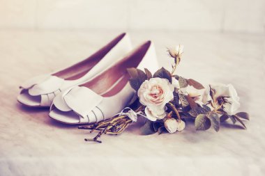 Beyaz Ayakkabı ile inanılmaz çiçek açan çiçekler