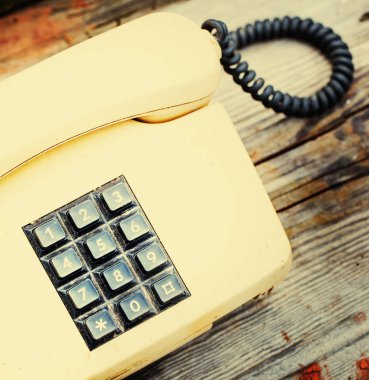 ahşap masa üzerinde retro vintage telefonu kapatın