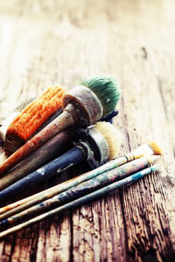 ahşap masa üzerinde farklı fırçalar closeup görünümü