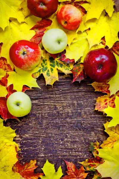 Top View Από Φθινόπωρο Φύλλα Και Μήλα Στο Ξύλινο Τραπέζι — Φωτογραφία Αρχείου