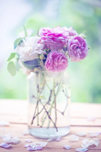 Roze Witte Pioen Rozen Vaas Houten Tuinmeubelen — Stockfoto