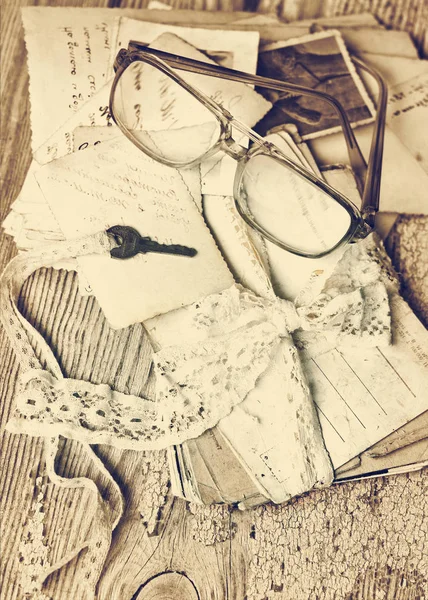 Papiers Grungy Vintage Avec Ruban Dentelle Élégant Lunettes Clé — Photo