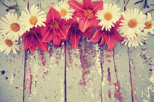 在木背景的美丽的百合花和雏菊的特写镜头视图 — 图库照片