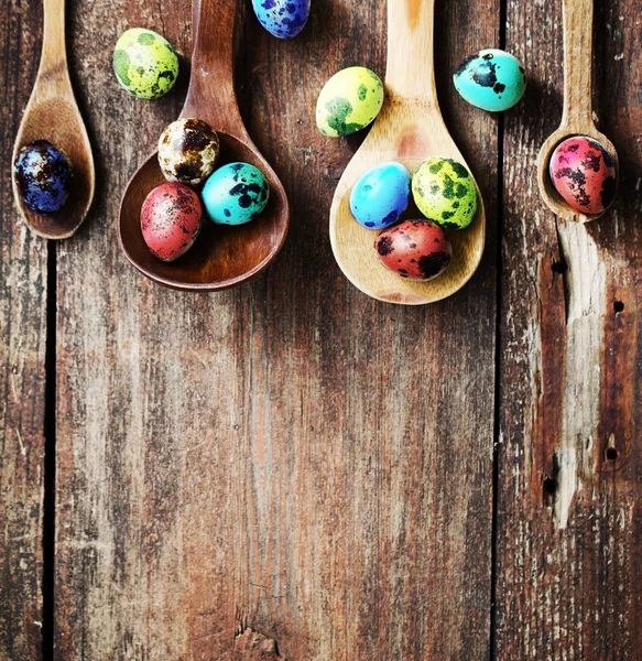 在木背景勺子的复活节彩蛋的高视图 — 图库照片