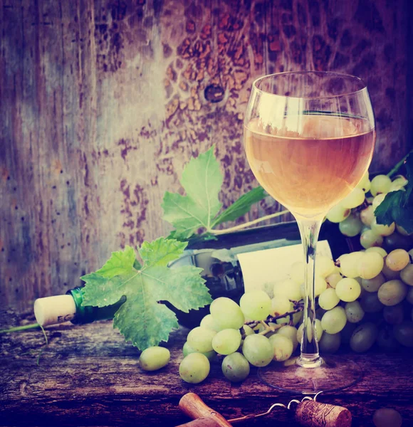 Láhve Sklenky Vína Vinných Hroznů Zátky Dřevěný Stůl — Stock fotografie