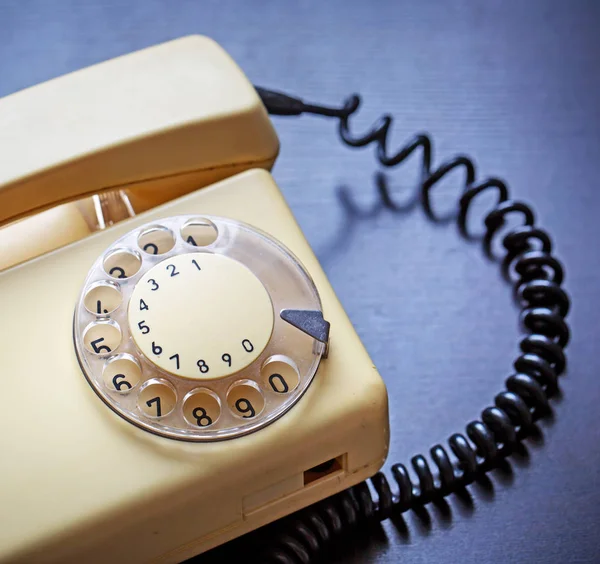 Zamknąć Retro Vintage Telefon Drewnianym Stole — Zdjęcie stockowe