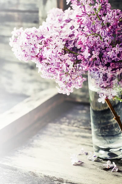 Bouquet Lilas Rose Vase Sur Bois — Photo