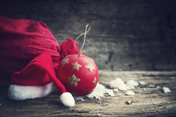 Vintage Tarzı Çanta Noel Süslemeleri Ile Santa Şapka Closeup Görünümü — Stok fotoğraf