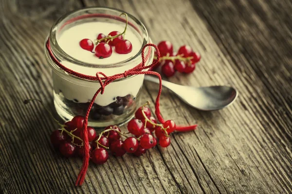 Close Beeld Van Bessen Yoghurt Houten Tafel — Stockfoto