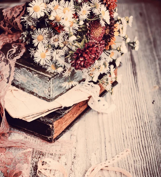Detailní Pohled Přírodní Divoké Květiny Kytice Nad Knihami Dřevěný Povrch — Stock fotografie