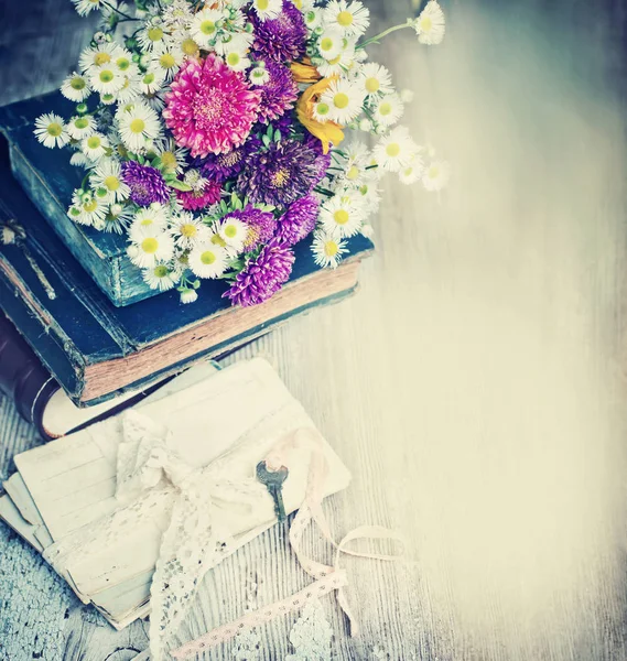 Close Beeld Van Natuurlijke Wilde Bloemen Boeket Boeken Houten Oppervlak — Stockfoto