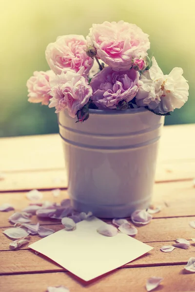 鲜切粉红色牡丹玫瑰在桶上花园木桌与空卡 — 图库照片