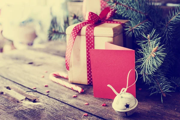 Vista Primer Plano Los Regalos Navidad Envueltos Con Decoraciones Navideñas — Foto de Stock