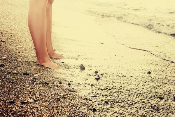 Γυναικεία Πόδια Στέκεται Στην Ακτή Της Θάλασσας Στην Παραλία — Φωτογραφία Αρχείου