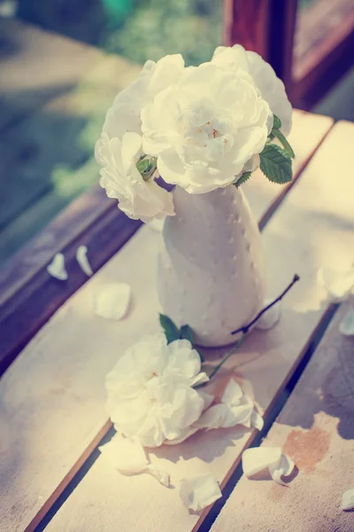 Piwonia Białe Róże Drewnianym Stole — Zdjęcie stockowe