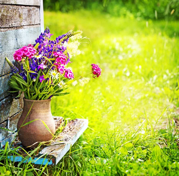 Bukett Färgglada Färska Vilda Blommor Vas Mot Trävägg — Stockfoto