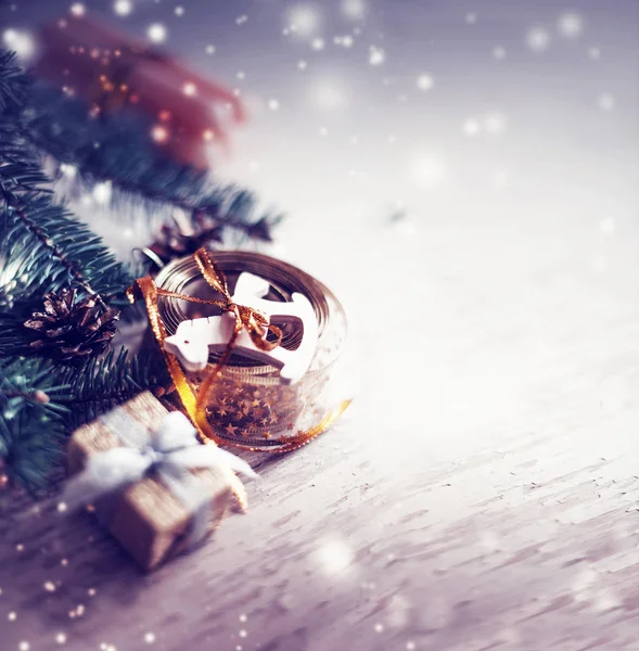 木製の背景にビンテージ スタイルのカラフルなクリスマスの装飾のクローズ アップ ビュー — ストック写真