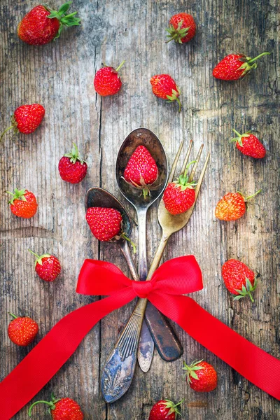 Verse Rijpe Verspreide Aardbeien Houten Oppervlak Met Bestek Gebonden Met — Stockfoto