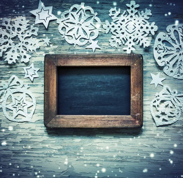 圣诞节背景与雪花和黑板在木桌上的顶部视图 — 图库照片