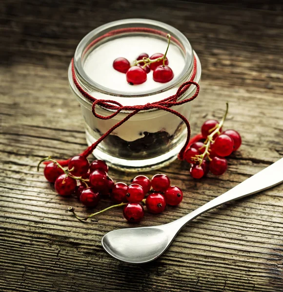 Romige Gedecoreerde Dessert Glas Met Rode Bessen Lepel — Stockfoto