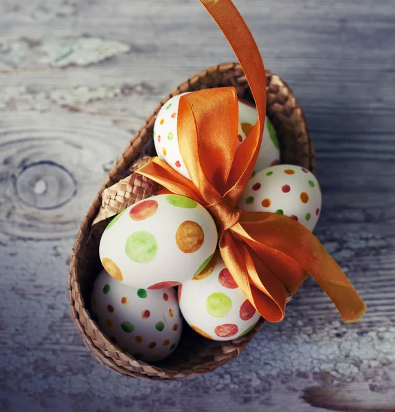 Funky Renkli Boyalı Paskalya Yumurtaları Sepet Içinde Closeup Görünümü — Stok fotoğraf
