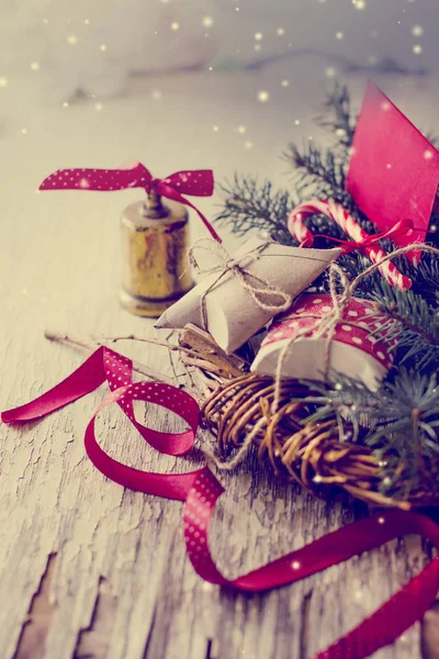 松ぼっくりやビンテージ スタイルのクリスマスの飾りのクローズ アップ ビュー — ストック写真
