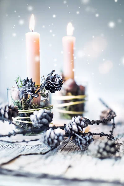 Nahaufnahme Von Kerzen Und Tannenzweigen Weihnachtsschmuck Vintage Stil Über Holzgrund — Stockfoto